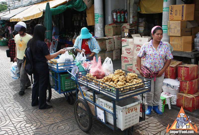 Selling Fresh Longan in Thailand Selling Fresh Longan in Thailand