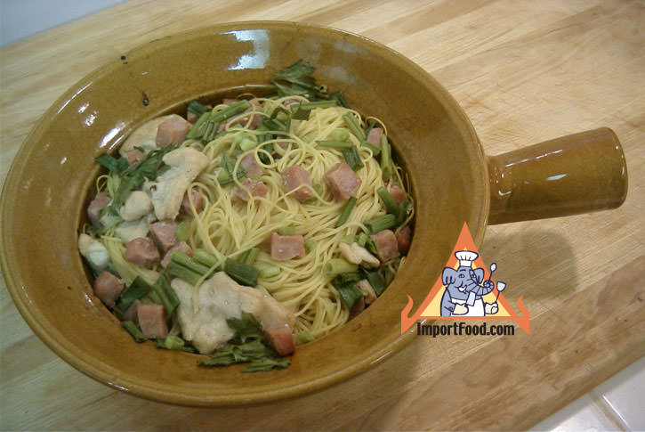 Noodles baked in clay pot bamee gai op mor din