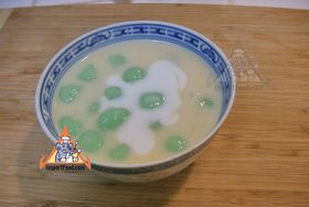 Rice balls in warm coconut milk bua loi