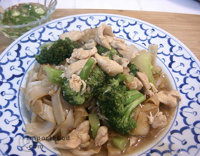 Wide noodles in thick sauce kuaytiao lad na
