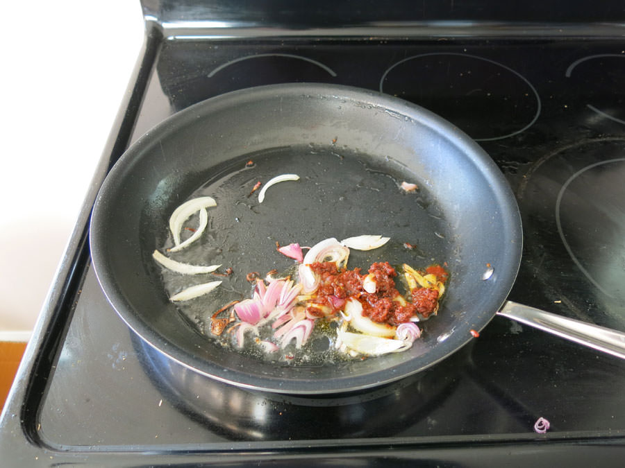 Fry Red Curry-Paste