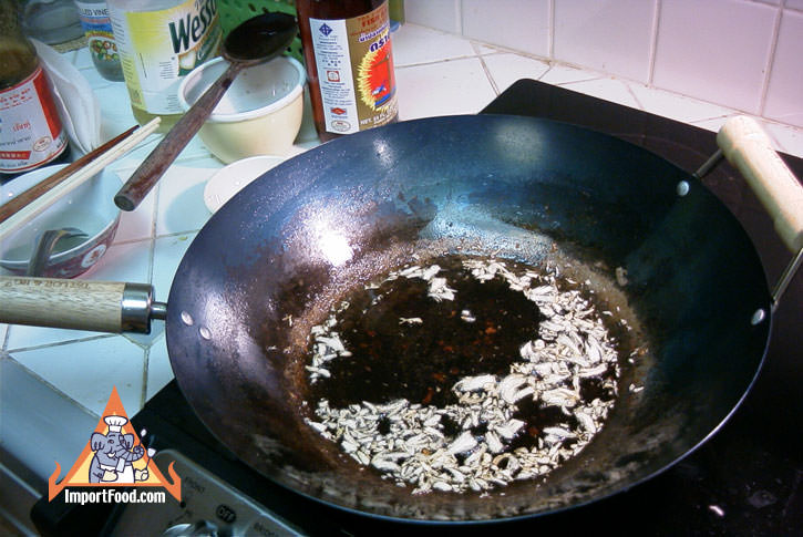 Frying the sliced garlic