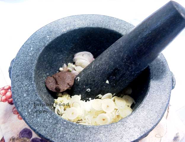 Prepare the chile paste