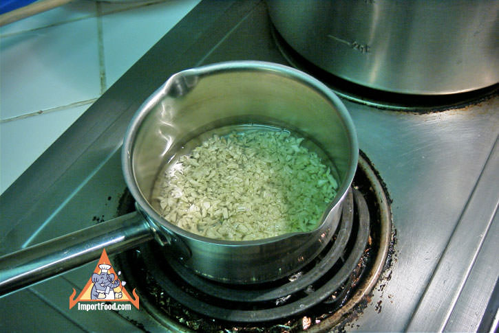 Preparing the garlic in oil