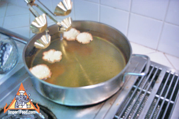 Fry the kratong tong in oil