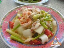 Yum Crispy Kan Kana Salad